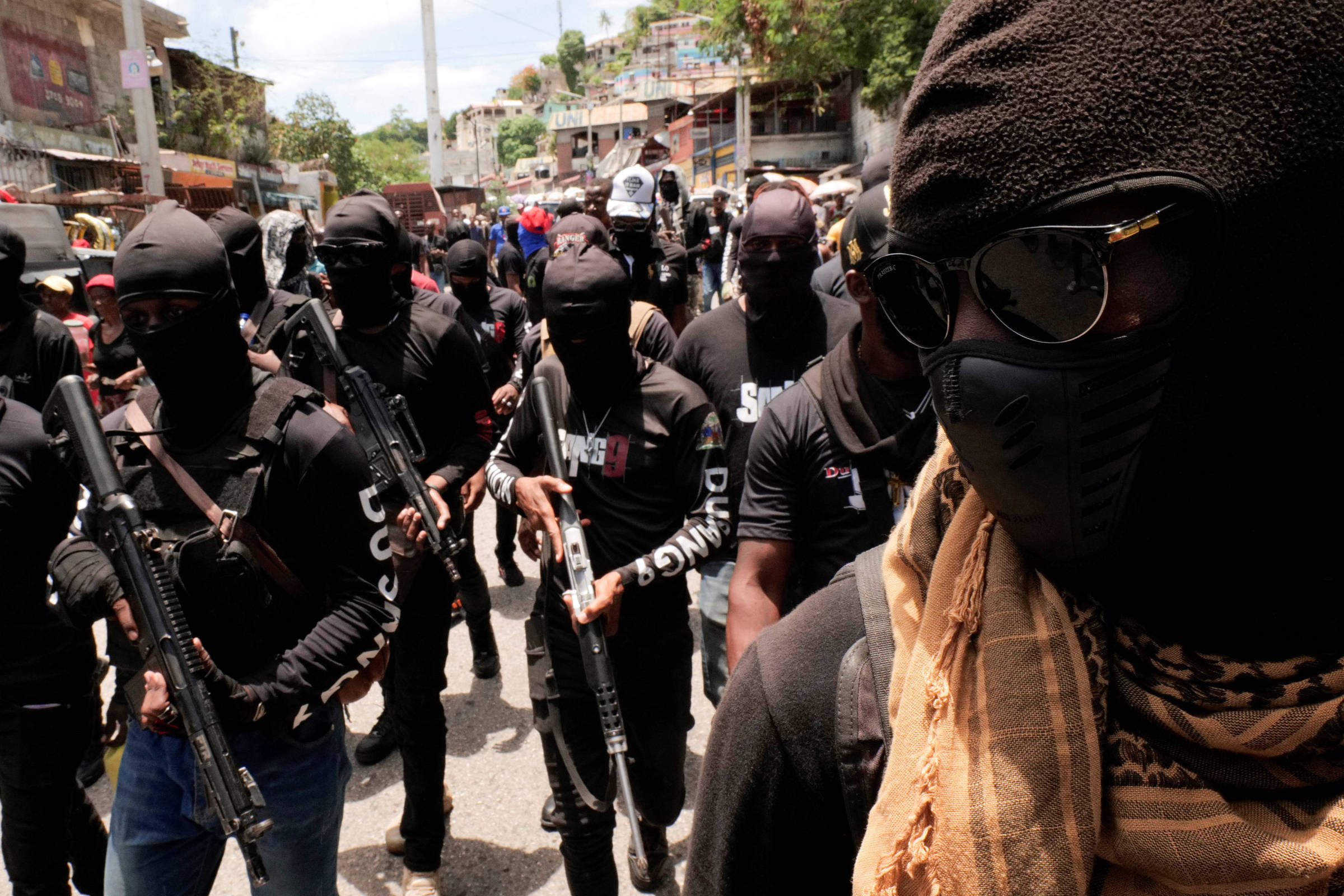 Vigilantes confundem-se com gangues e intensificam crise de segurança no Haiti Homens armados do grupo chamado Du Sang 9 protestam contra o governo pela falta de segurança na capital, Porto Príncipe (Foto: Jean Feguens Regala - 28.jun.25/Reuters)