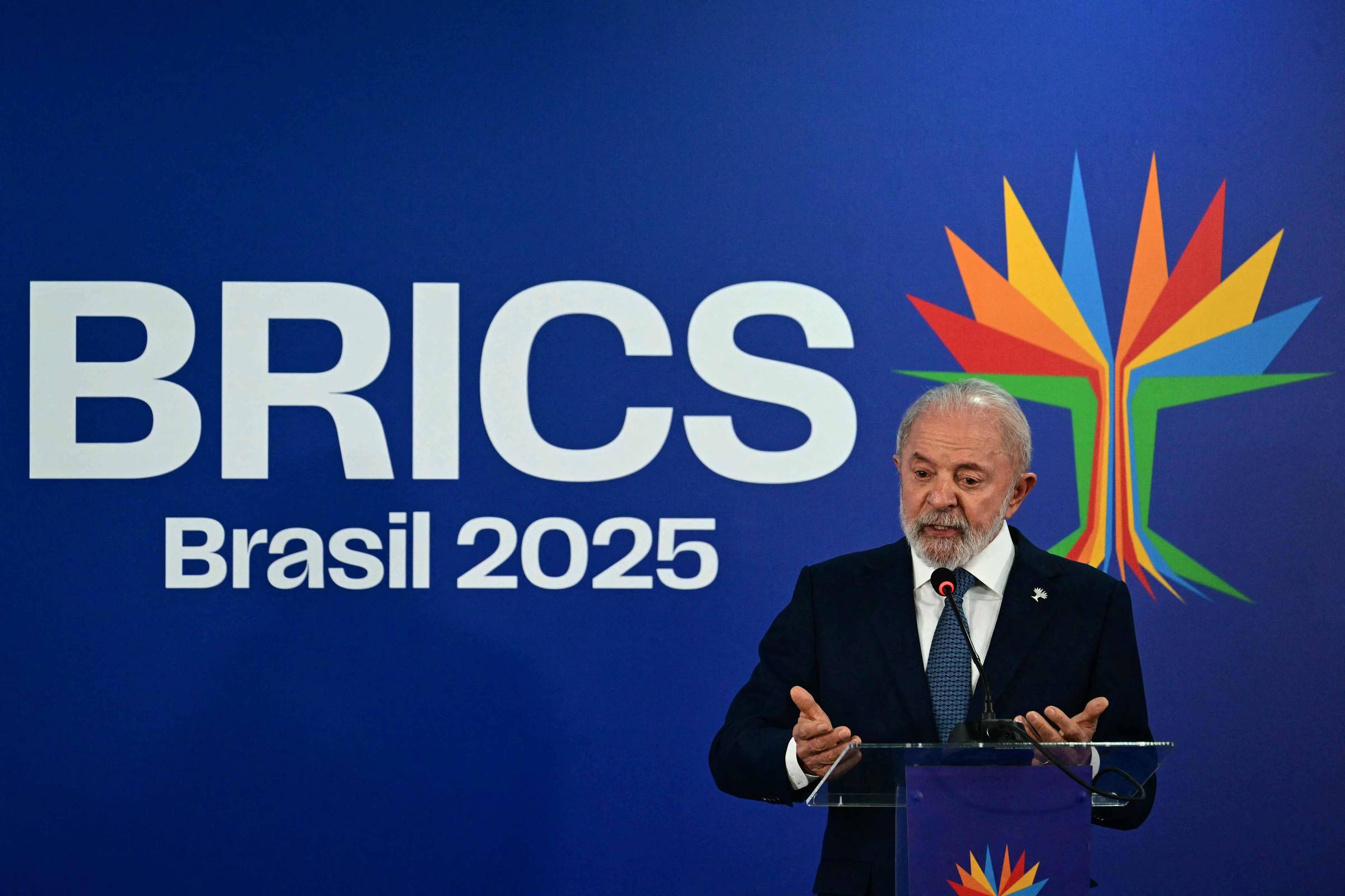 Lula defende infraestrutura de Belém em resposta a críticas na COP30 O presidente Lula durante fala a jornalistas na cúpula do Brics, no Rio de Janeiro (Foto: Pablo Porciuncula/AFP)