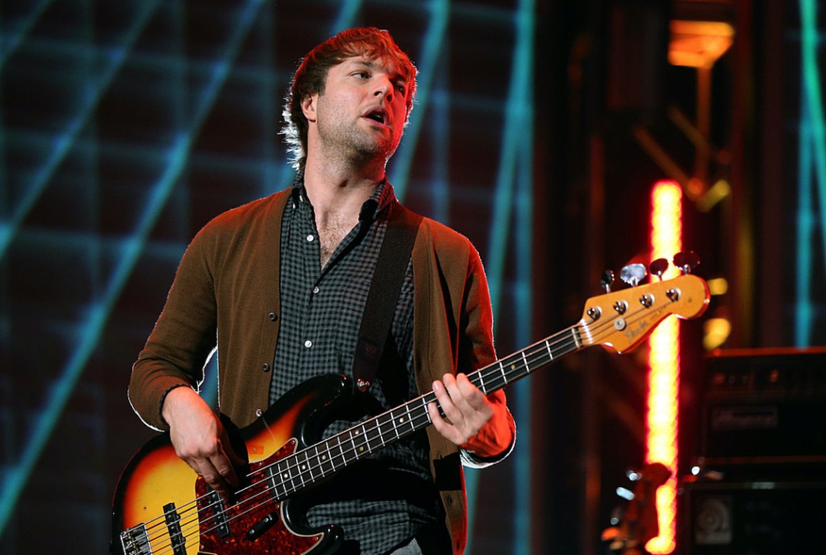Ex-baixista do Maroon 5 é acusado de agredir esposa após descobrir traições Ex-baixista do Maroon 5 é acusado de violência doméstica (Foto: AFP)