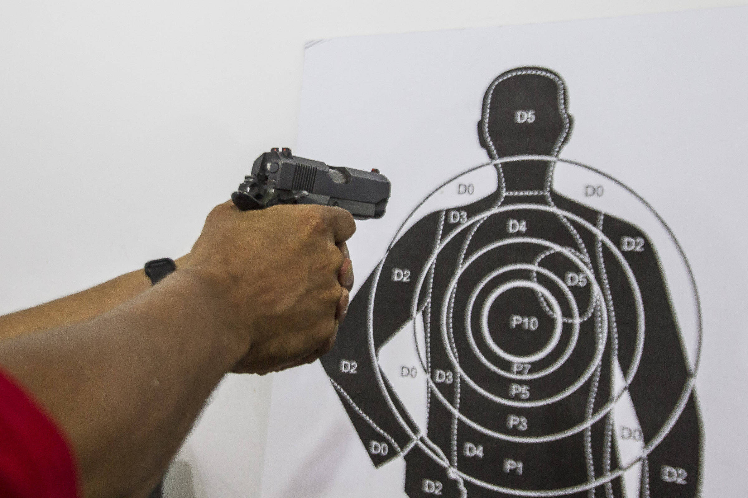 Queda de 91% na compra de armas sob Lula, mas fuzis aumentam em 2025 Instrutor demonstra manuseio de arma de fogo em clube de tiro na Lapa, região oeste da capital paulista (Foto: Jardiel Carvalho - 04.fev.2019/Folhapress)