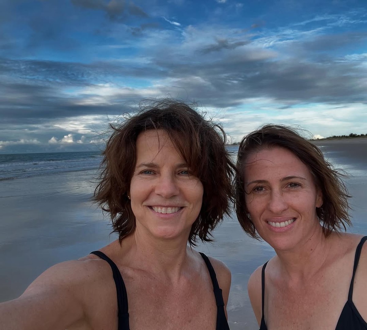 Vera Zimmermann relembra namoro com Caetano e revela casamento com atriz Vera Zimmermann e a companheira, Luciana Ramanzini (Foto: Reprodução/Instagram)