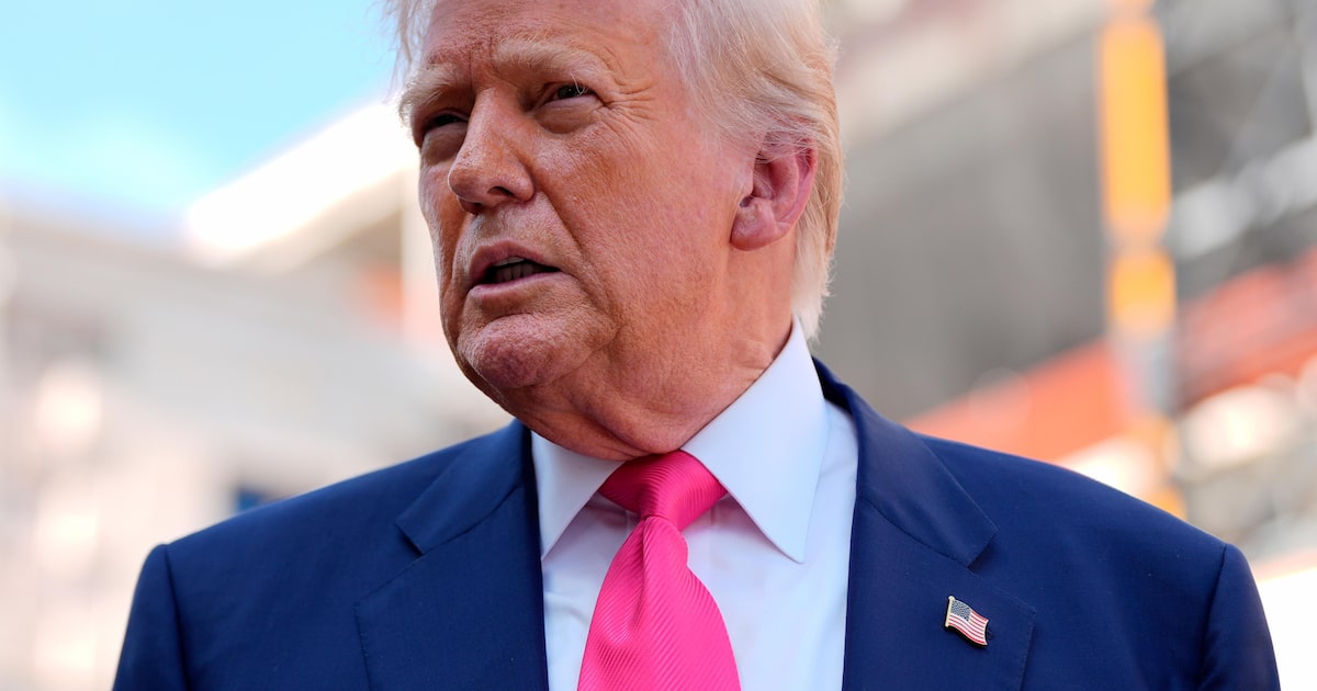 EUA aplicam sanções a ministros do STF e revogam vistos de membros do governo O presidente Donald Trump visita a Reserva Federal, no dia 24 de julho de 2025, em Washington. (Foto: Julia Demaree Nikhinson/AP)