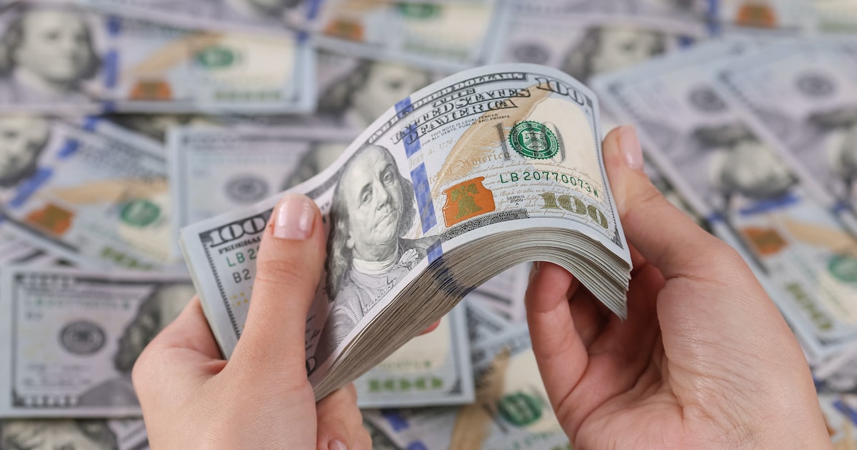 Dólar atinge pior desempenho no 1º semestre em mais de 50 anos e desvaloriza O dólar se enfraqueceu mais de 10% nos últimos seis meses, em comparação com uma cesta de moedas dos principais parceiros comerciais do país (como euro, iene e libra) (Foto: Oleksandr Kozak - stock.adobe.com)