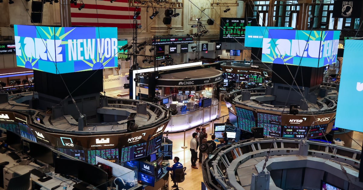 Empresas americanas demonstram resiliência frente a tarifas, afirma gestor do BNP Paribas Traders na New York Stock Exchange (NYSE): S&P 500 tem registrado sucessivos recordes de fechamento nas últimas semanas (Foto: Michael Nagle/Bloomberg)