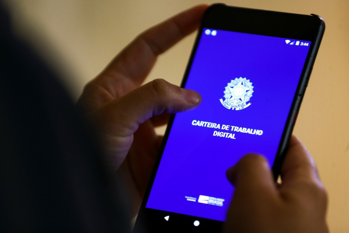 Brasil cria 148,9 mil novas vagas de emprego formal em maio de 2023 Carteira de trabalho digital (Foto: Marcelo Camargo/Agência Brasil)