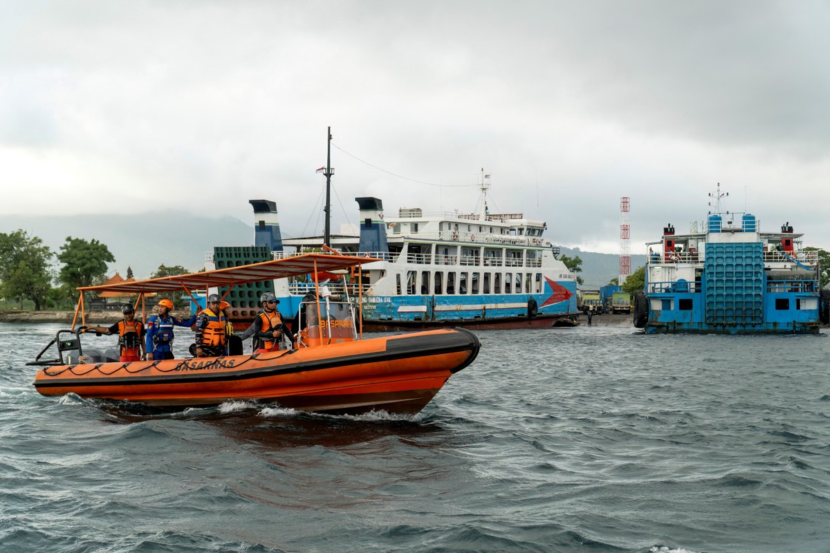 Indonésia intensifica operações de resgate após balsa naufragar com 30 desaparecidos Equipes de resgate buscam vítimas desaparecidas de um acidente de balsa nas águas em Jembrana, Bali (Foto: AFP)