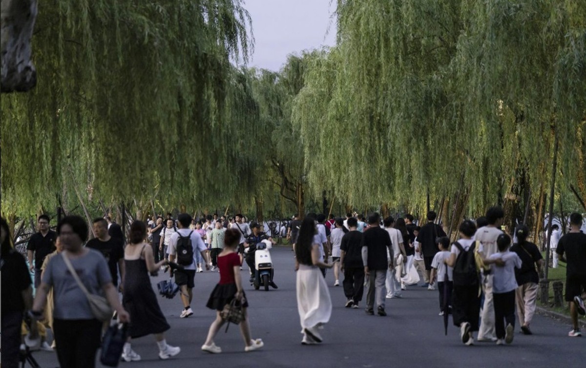 Vale do Silício chinês se destaca como polo de inovação em inteligência artificial Pessoas passeiam próximo ao Lago Oeste, em Hangzhou: a cidade se tornou um polo de startups de inteligência artificial, impulsionada por subsídios governamentais e incentivos fiscais (Foto: Qilai Shen/The New York Times)
