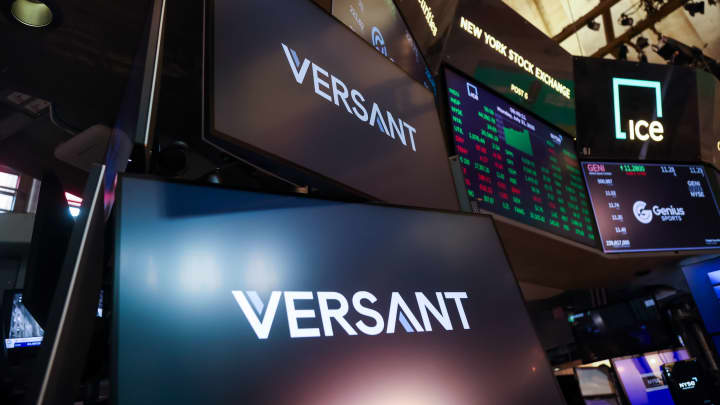 Sinalização da Versant no chão da Bolsa de Valores de Nova York (NYSE) em Nova York, EUA, na segunda-feira, 21 de julho de 2025. (Foto: Michael Nagle | Bloomberg | Getty Images)