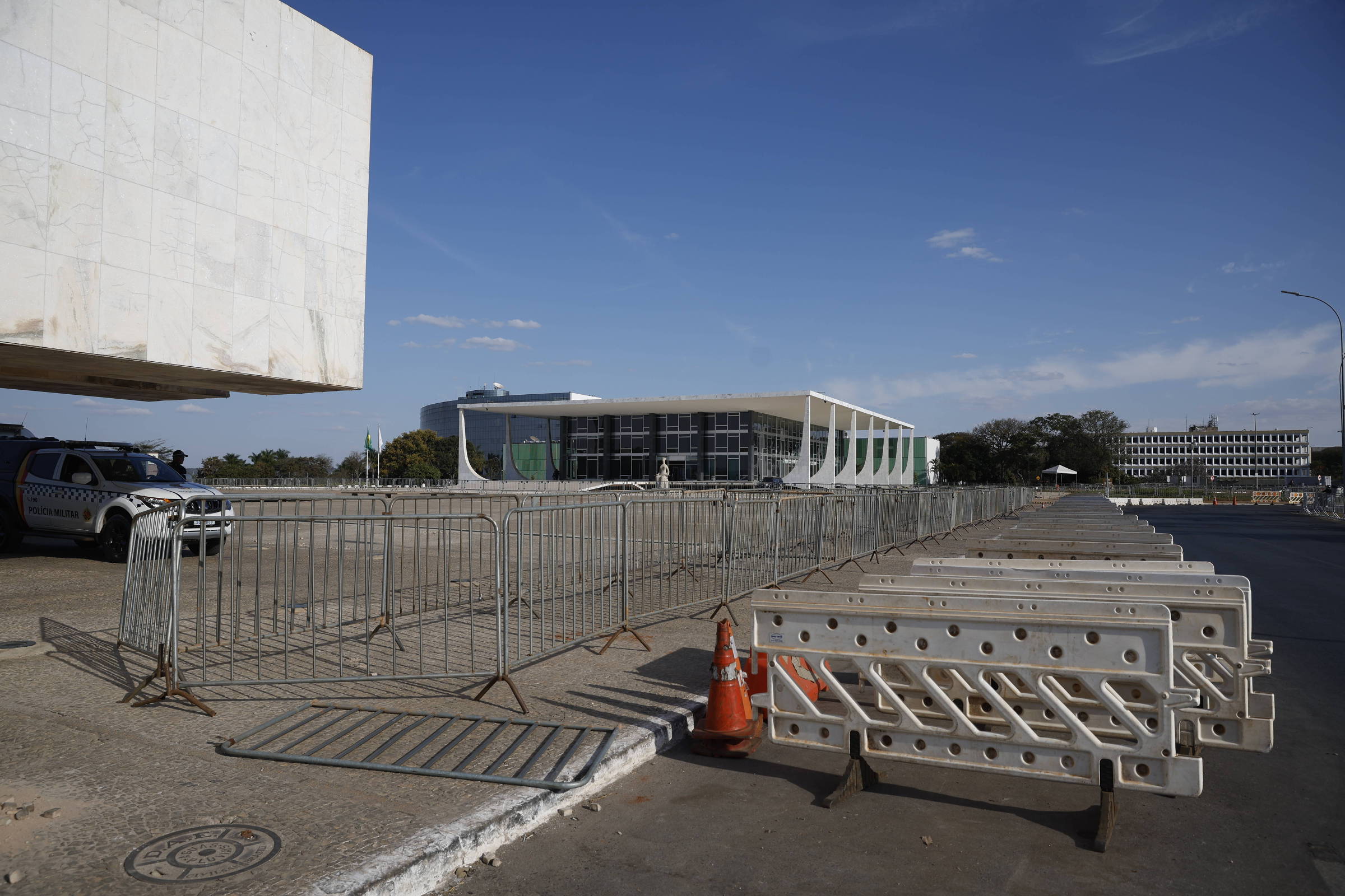 Ibaneis propõe remover grades da Praça dos Três Poderes após montagem de barraca Praça dos Três Poderes, em Brasília, está cercada por grades e com uma faixa da rua de acesso bloqueada por cavaletes - Pedro Ladeira - 28.jul.2025/Folhapress (Foto: Pedro Ladeira - 28.jul.2025/Folhapress)