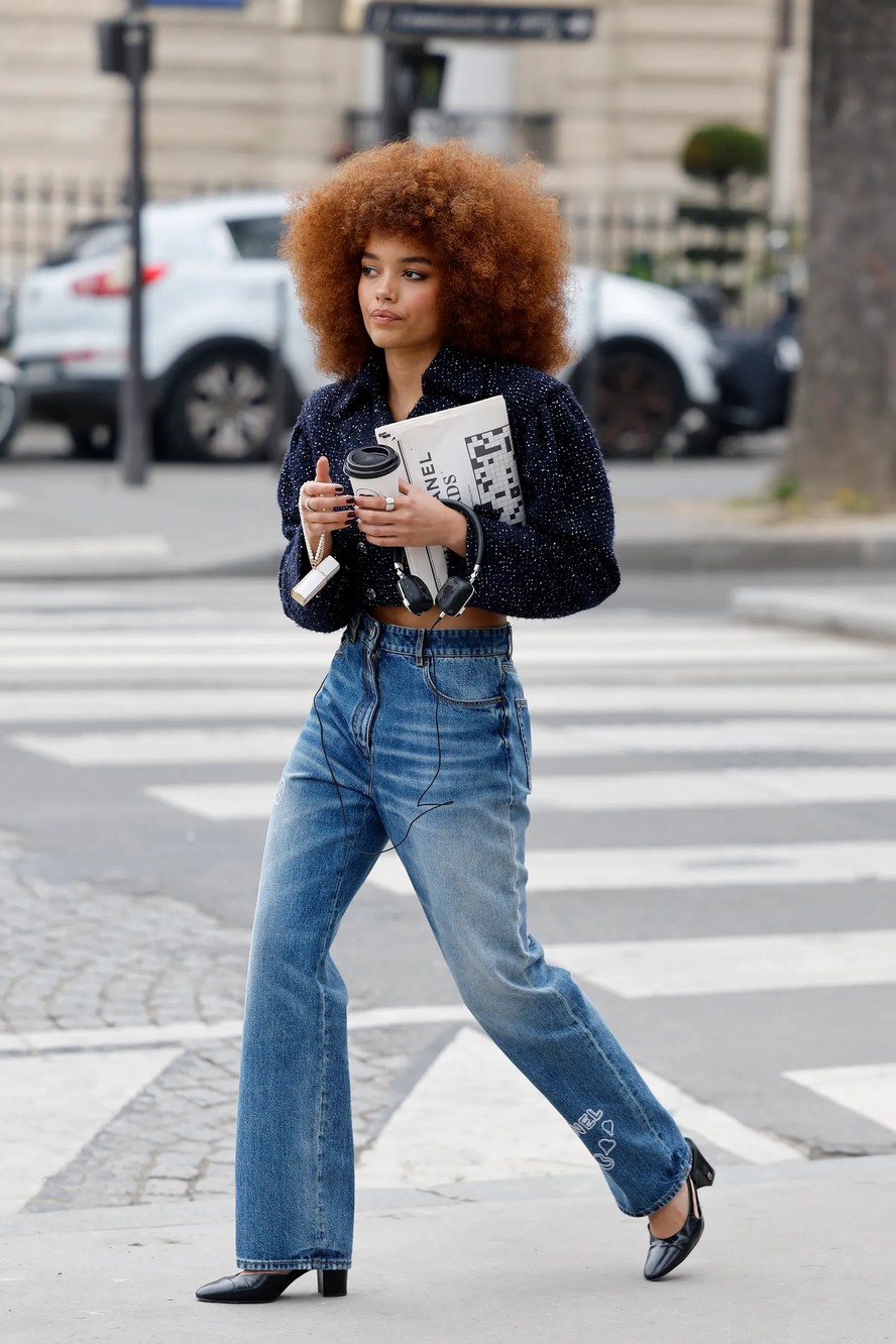 8 Maneiras de usar jeans e salto baixo, segundo o street style (Foto: Getty Images)
