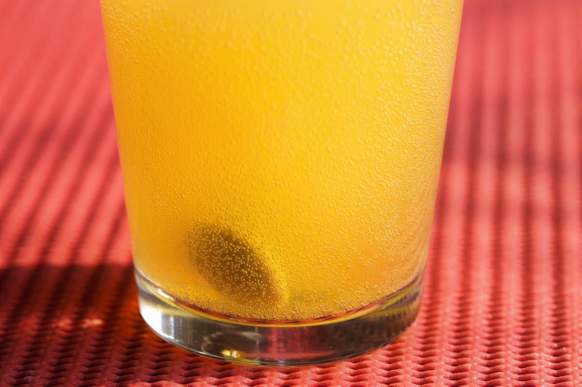 Vitamina C reativa genes de crescimento e aumenta espessura da pele Copo com Vitamina C (Foto: Pixabay)