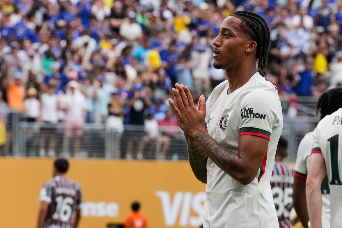João Pedro encerra trajetória no Fluminense e marca fim de ciclo no futebol sul-americano João Pedro pede perdão à torcida do Fluminense após marcar o primeiro de seus dois gols que levaram o Chelsea à final do Mundial de Clubes (Foto: Seth Wenig/AP)