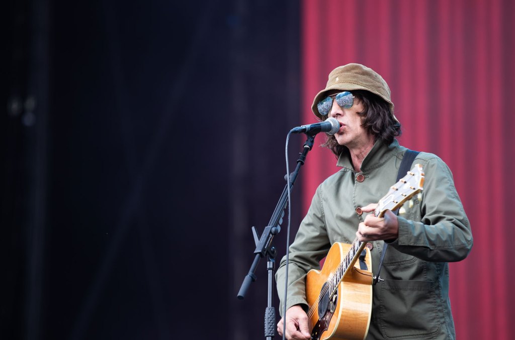 Richard Ashcroft elogia fã que usou Shazam para reconhecer 'Bitter Sweet Symphony' Richard Ashcroft teve uma resposta muito doce ao vídeo de um fã que precisou usar o Shazam para identificar 'Bitter Sweet Symphony' no show do Oasis. (Foto: Reprodução)