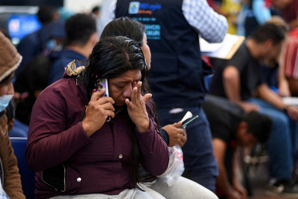 Mulheres imigrantes enfrentam violência doméstica e risco de deportação Uma mulher migrante é processada após um voo de deportação dos Estados Unidos, na Guatemala, em janeiro de 2024. (Foto: Cristina Chiquin/REUTERS)