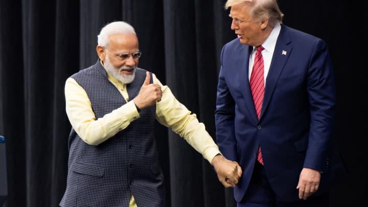 Índia mantém calma diante do prazo de comércio com os EUA se aproximando O presidente dos EUA, Donald Trump, e o primeiro-ministro indiano, Narendra Modi, participam do "Howdy, Modi!" no NRG Stadium em Houston, Texas, em 22 de setembro de 2019. (Foto: Saul Loeb | Afp | Getty Images)