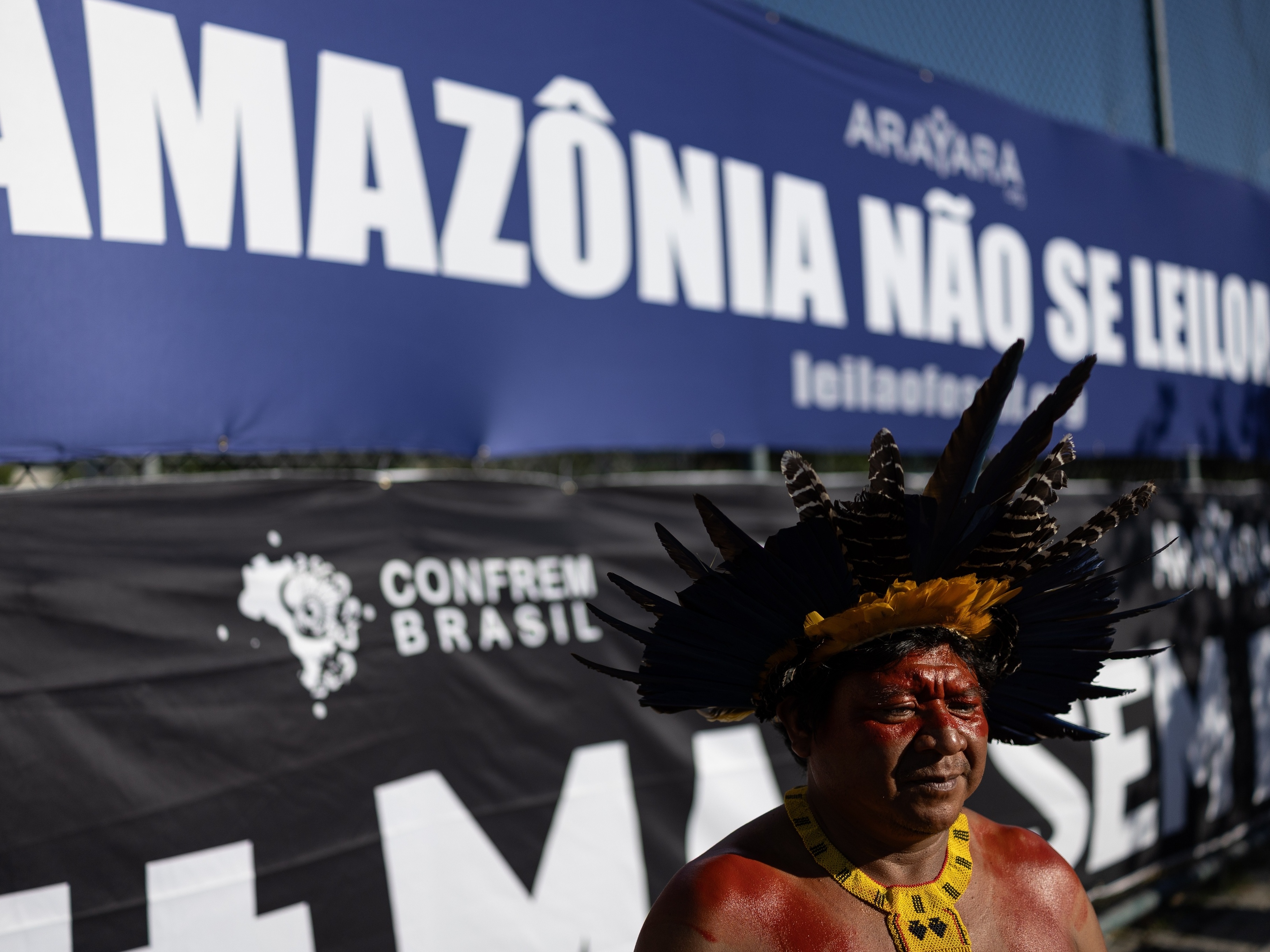 Indígenas protestam no Rio de Janeiro contra o leilão de áreas de exploração de petróleo (Foto: Eduardo Anizelli/Folhapress)