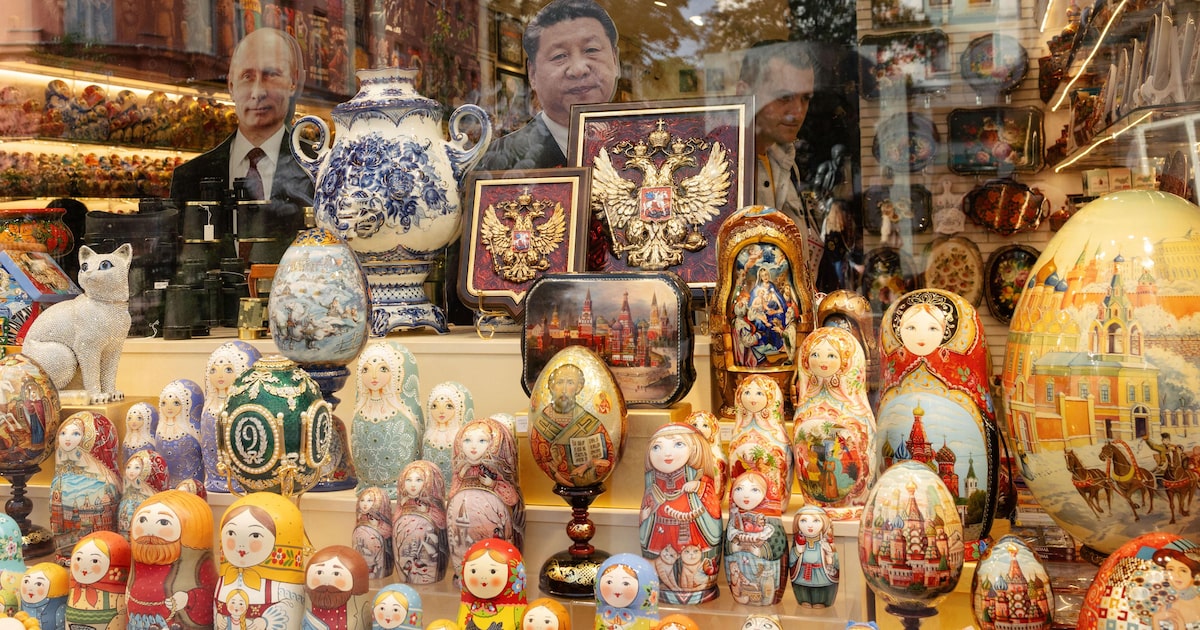 China inspira Rússia a se distanciar da influência ocidental crescente Uma loja de souvenires com recortes do presidente da Rússia, Vladimir Putin, à esquerda, e do principal líder da China, Xi Jinping: a China se tornou uma tendência para os russos que antes adoravam tudo o que vinha do Ocidente (Foto: Nanna Heitmann/The New York Times)