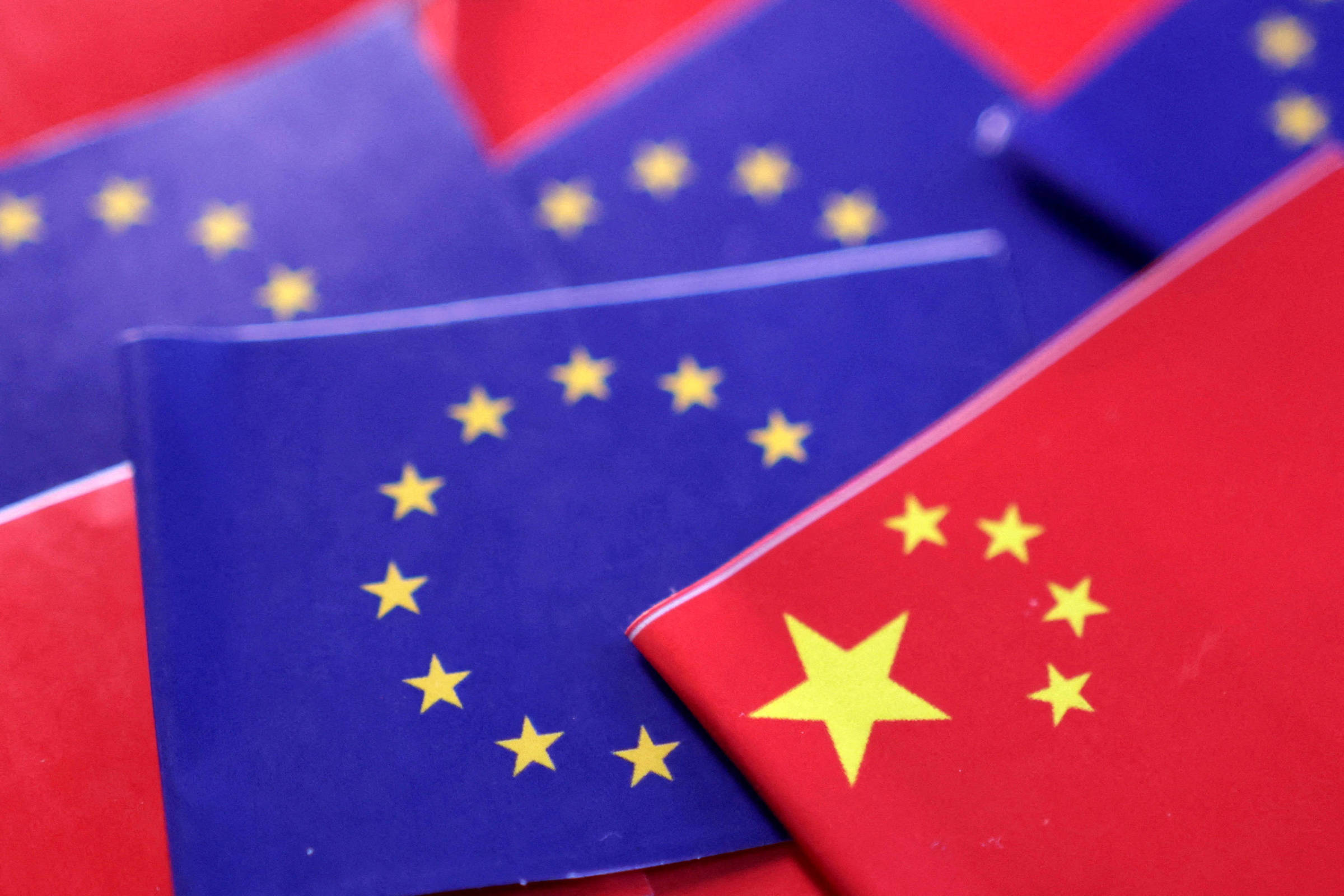 Xi Jinping se reúne com líderes da União Europeia na quinta-feira (24) Bandeiras da União Europeia e da China (Foto: Dado Ruvic/Reuters)