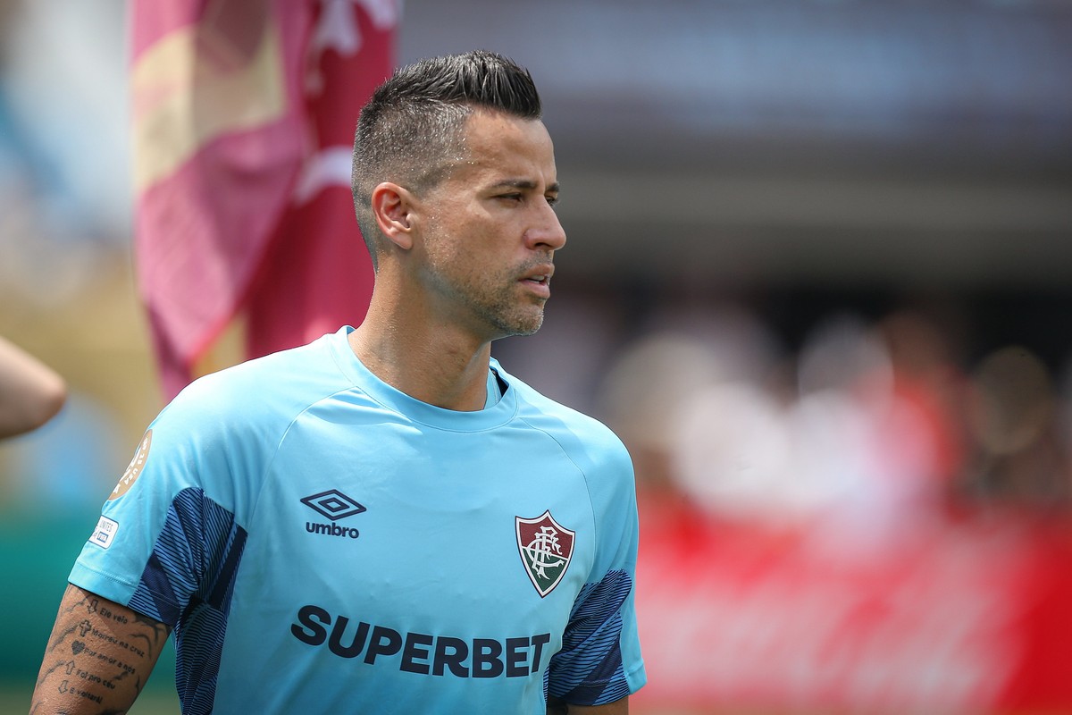 Fábio brilha contra a Inter e se torna ídolo da torcida Fábio foi um dos destaques da vitória do Fluminense (Foto: MARCELO GONÇALVES / FLUMINENSE)