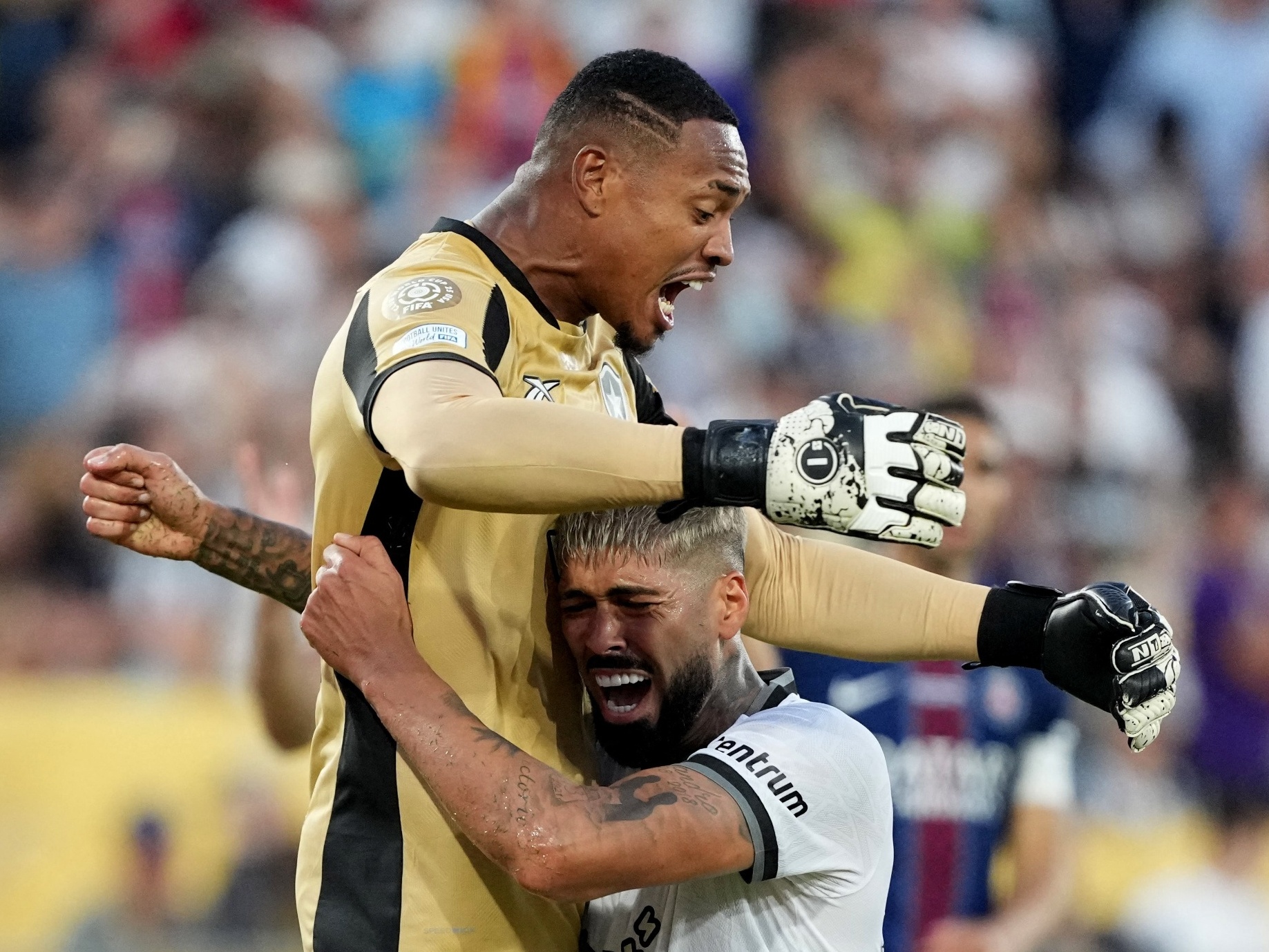 Botafogo celebra vitória épica enquanto euforia contamina a torcida adversária Barboza e John comemoram vitória do Botafogo sobre o PSG em duelo do Mundial (Foto: Reuters/Kirby Lee)