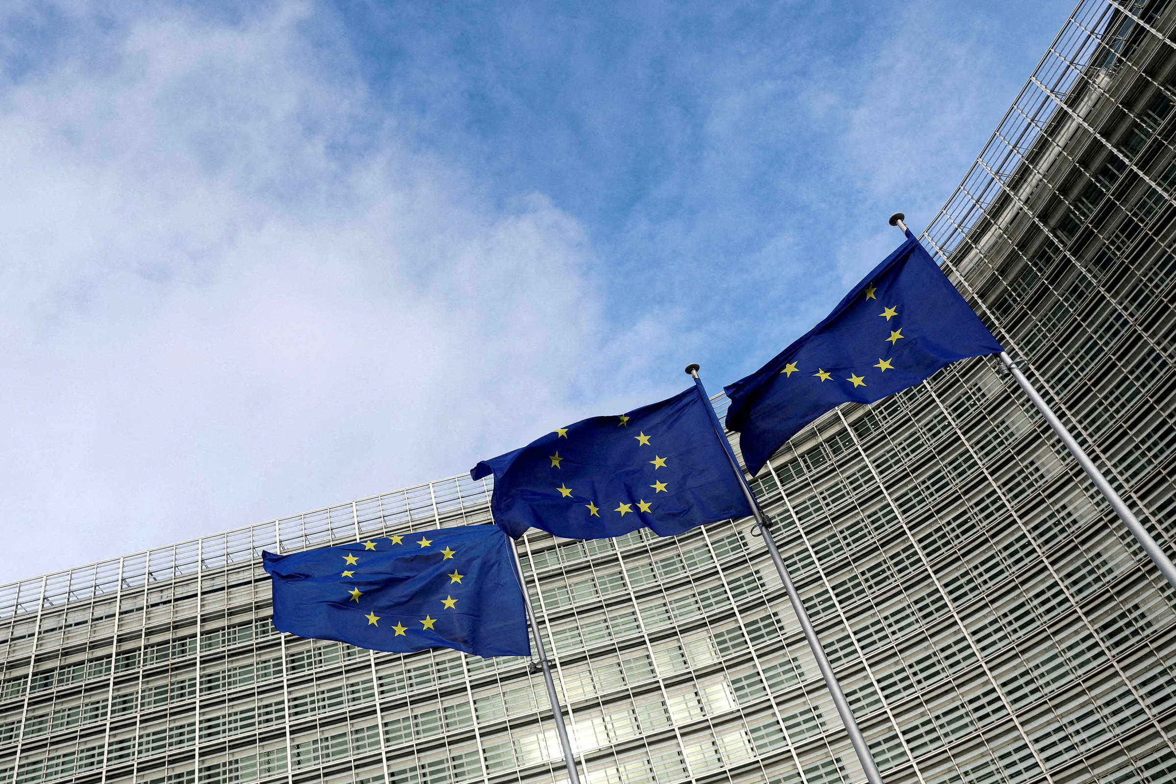 Bandeiras da União Europeia à frente da sede da Comissão Europeia em Bruxelas, na Bélgica (Foto: Yves Herman/Reuters)
