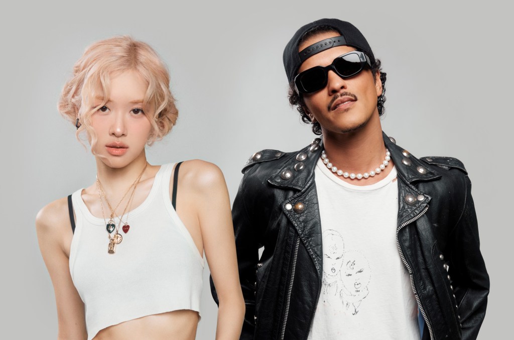 Bruno Mars surpreende fãs ao se apresentar com BLACKPINK e ROSÉ na turnê DEADLINE ROSE e Bruno Mars surpreenderam os fãs ao cantarem "APT." juntos na parada da BLACKPINK na DEADLINE World Tour em Los Angeles. (Foto: Reprodução)