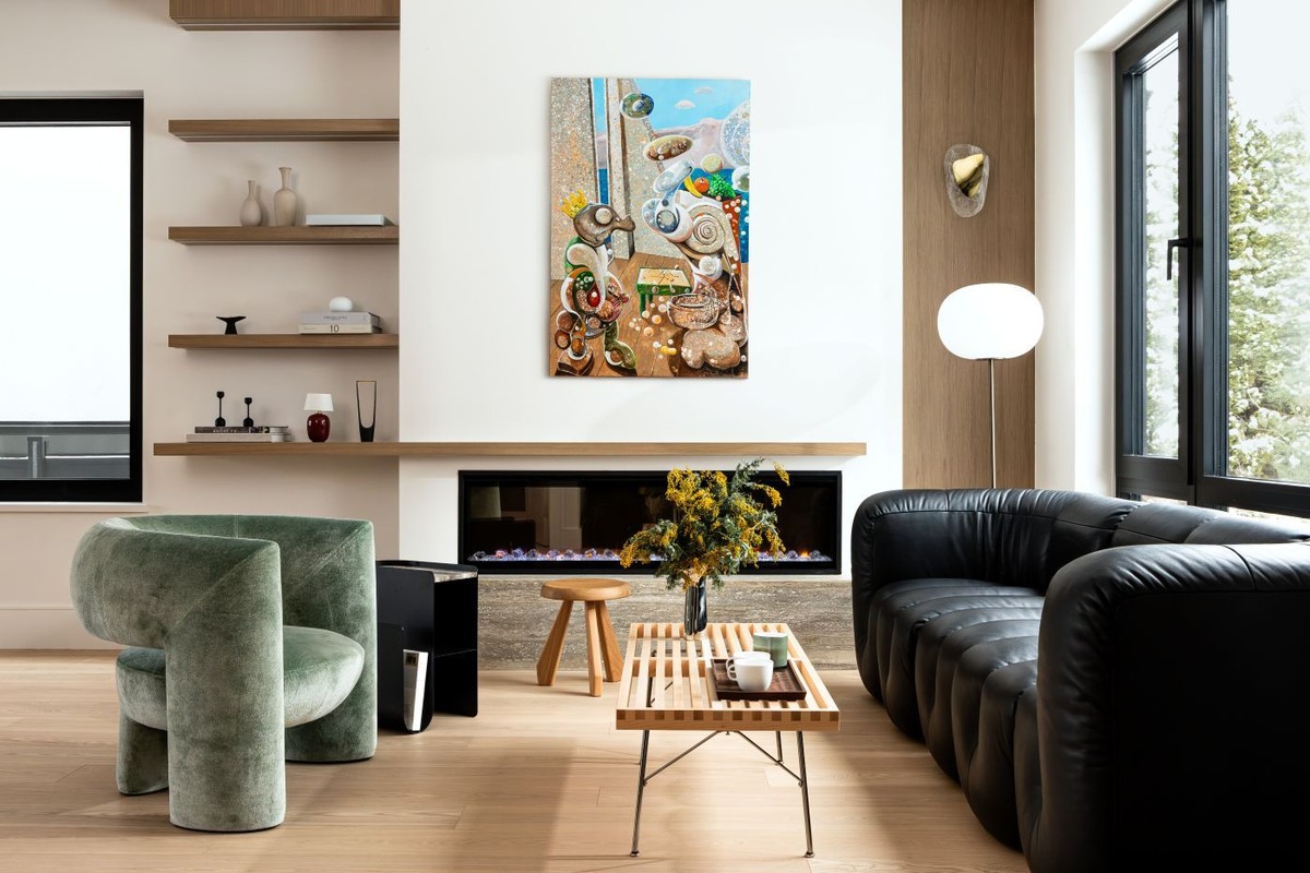 SALA DE ESTAR | O ambiente é composto por sofá de couro DS-70, da marca suíça De Sede, o qual foi combinado com o banco plataforma Nelson, de George Nelson, da Herman Miller, usado como mesa de centro. Ao fundo, em frente à lareira, banquinho Tabouret Méribel, de Charlotte Perriand, da Cassina (Foto: Tina Kulic/Divulgação)