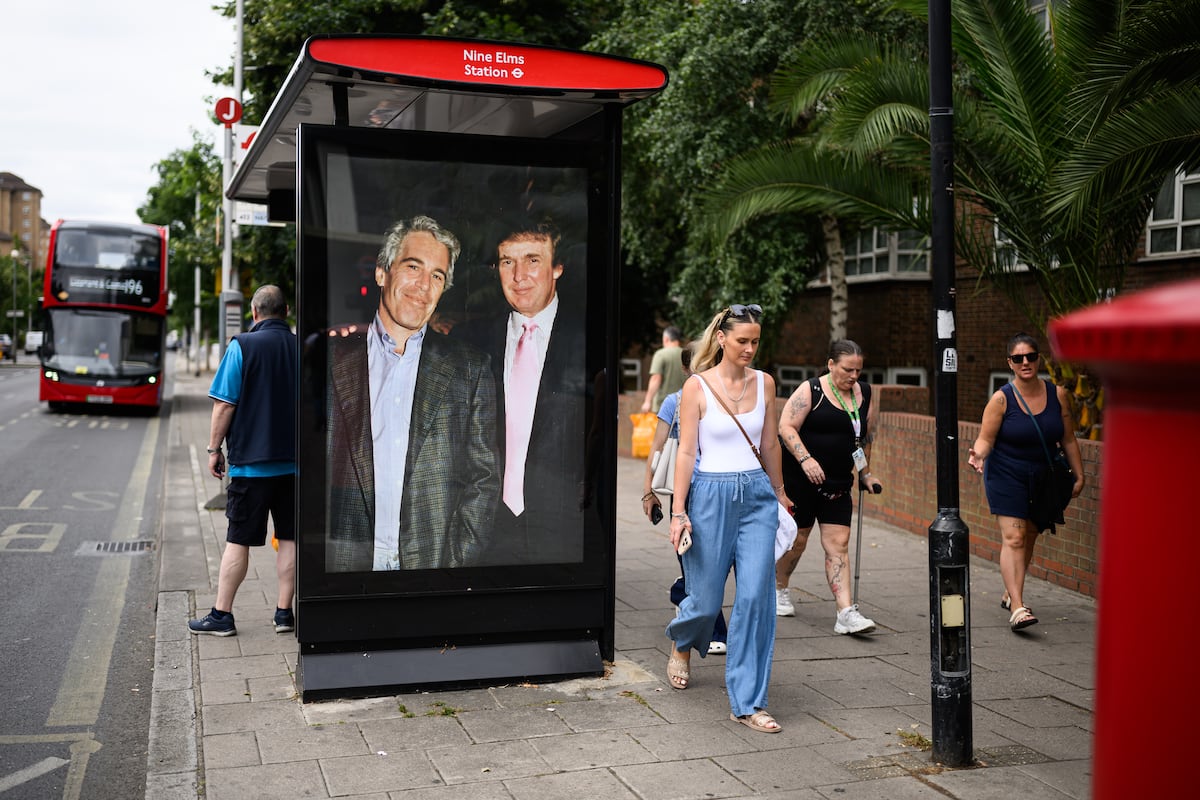 Trump enfrenta repercussões do caso Epstein e conexões do passado Uma foto de Trump e Epstein em Florida, em 1997, instalada por um artista em uma parada de ônibus em Londres, esta semana. (Foto: Leon Neal/Getty)