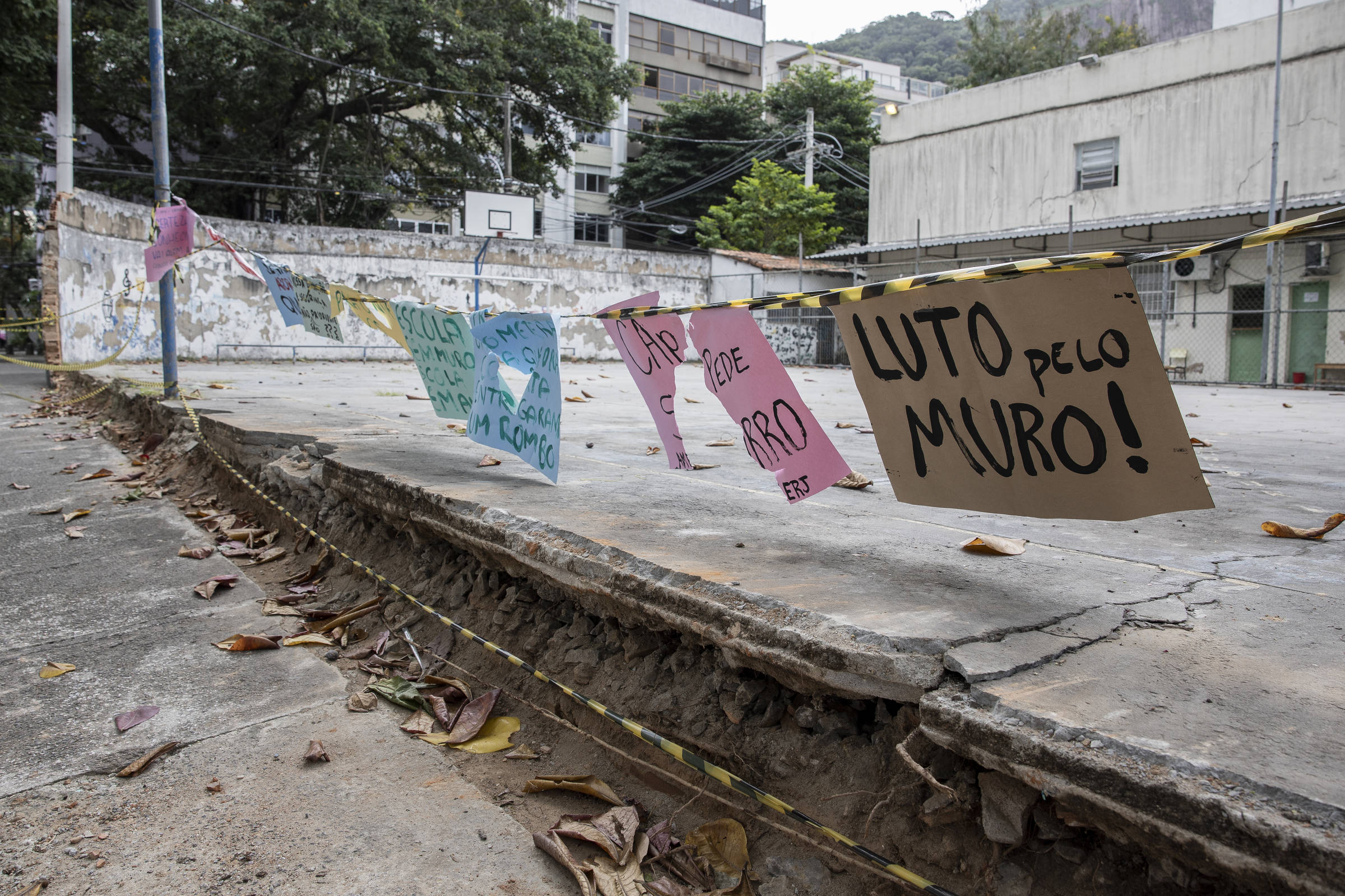 Muro da UFRJ desaba após meses de precariedade e alunos apontam novos problemas Foto: Reprodução