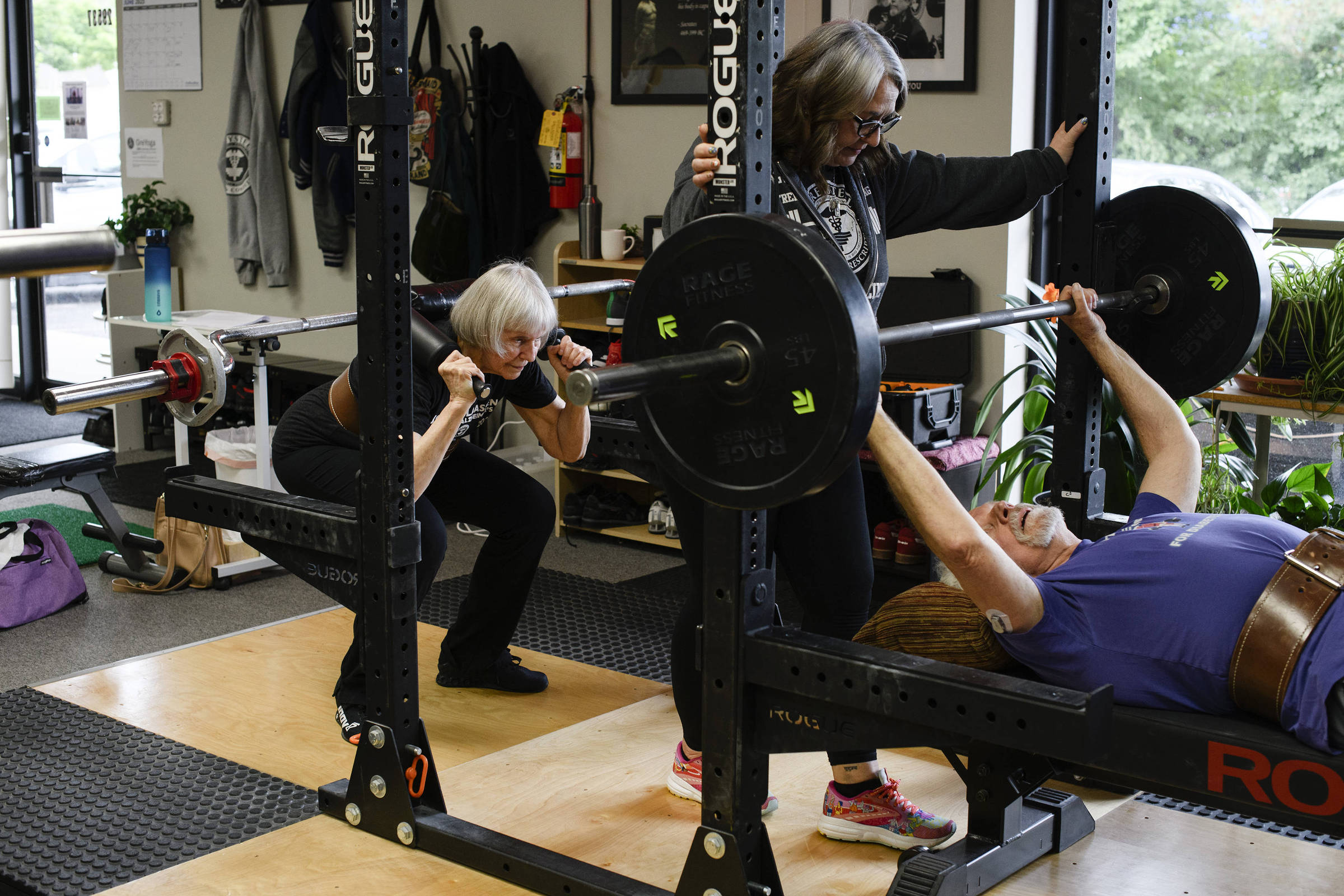 Academia nos EUA promove levantamento de peso com barra para idosos ativos A academia Greysteel foca no levantamento de peso tradicional com barra (Foto: Brittany Greeson/The New York Times)