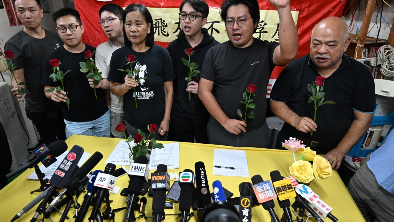 Hong Kong encerra último partido pró-democracia com nova lei de segurança nacional Membros da Liga dos Sociais-Democratas, com o líder Chan Po-ying (C), gritam slogans após uma coletiva de imprensa em sua sede em Hong Kong, em 29 de junho de 2025 (Foto: Peter PARKS/AFP)