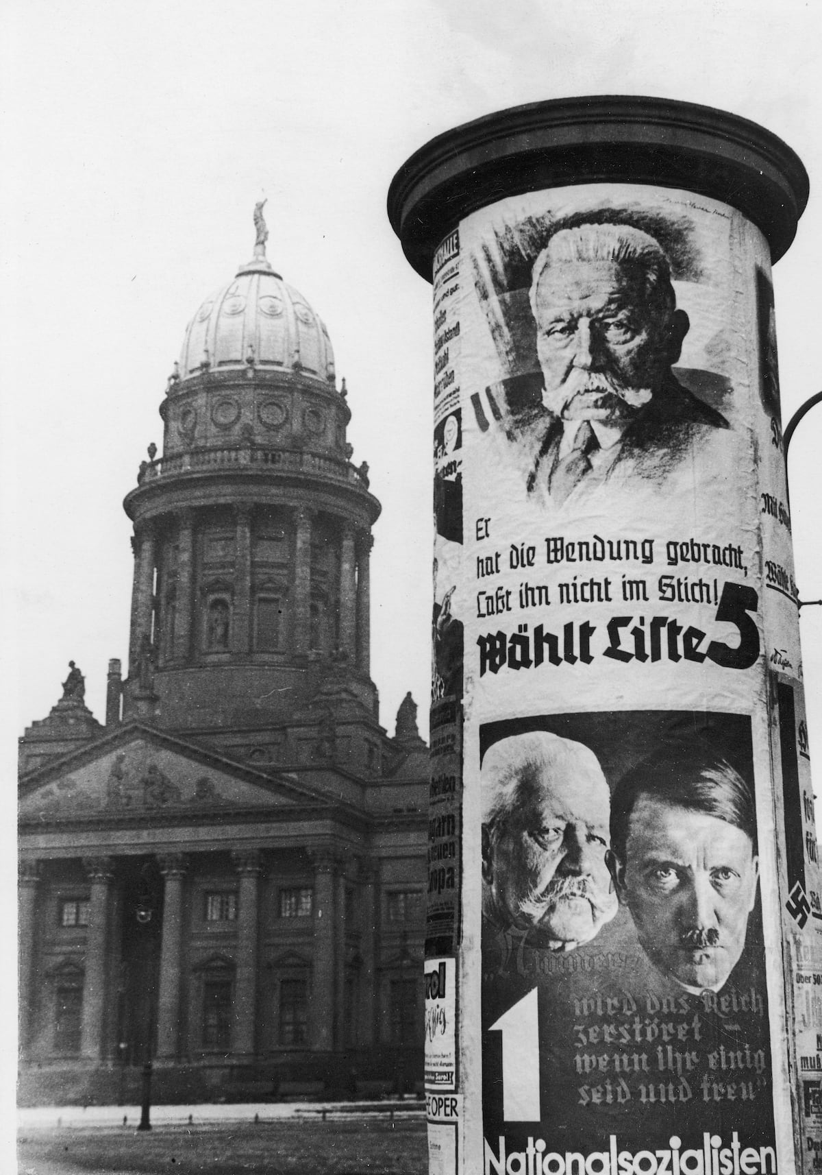 Mundo enfrenta fragilidade das democracias em 'momento Weimar' atual Cartazes eleitorais para as eleições de março de 1933 com os rostos do líder nazista Adolf Hitler e do presidente Paul von Hindenburg. (Foto: FPG / ARCHIVE PHOTOS / GETTY IMAGES)