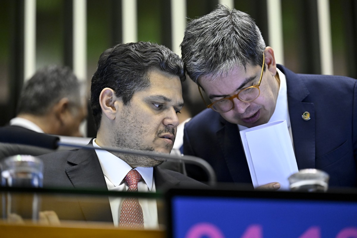 Presidente do Senado, Davi Alcolumbre (União-AP), conversa com o líder do governo no Congresso, senador Randolfe Rodrigues (PT-AP), em sessão para análise de vetos (Foto: Andressa Anholete/Agência Senado)