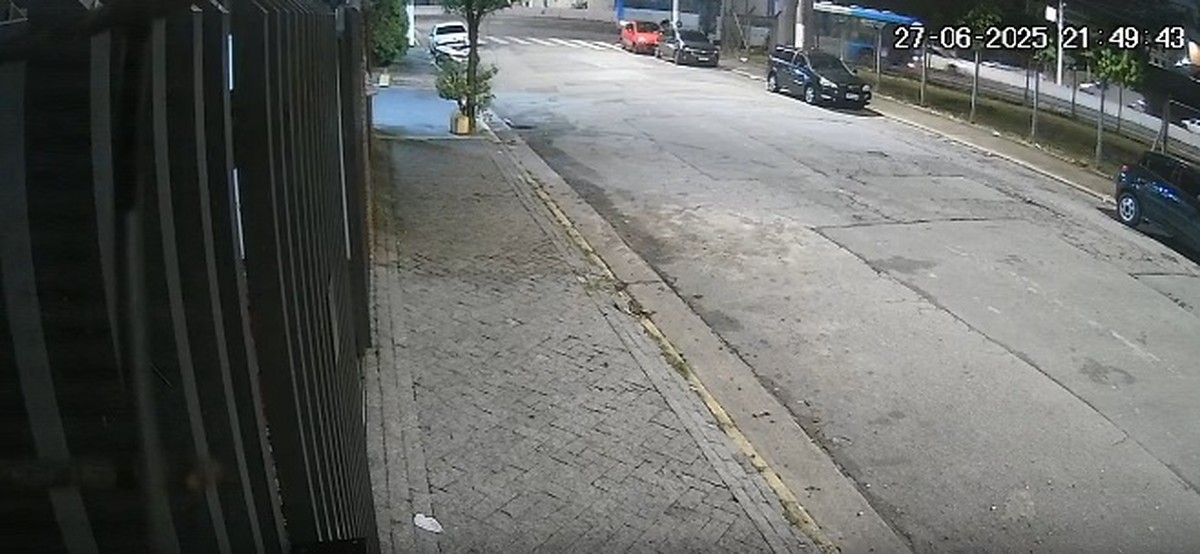 Imagens de câmeras de segurança mostram momento que ônibus é apedrejado na Zona Sul de SP (Foto: Reprodução)