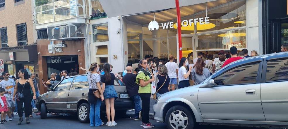 Filas enormes marcam a abertura de lojas de experiências gastronômicas em São Paulo