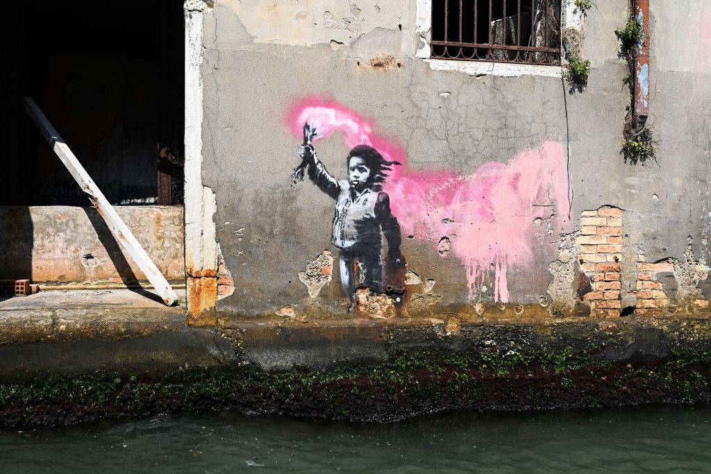 Criança migrante (2019), do artista de rua britânico Banksy em Veneza. (Foto: VINCENZO PINTO/AFP via Getty Images)