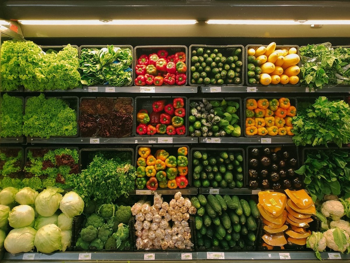 Brasileiros enfrentam déficit de frutas e verduras, aponta estudo da USP Verduras e frutas devem ser incluídas na alimentação diária — Foto: Unsplash