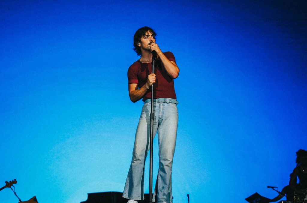Benson Boone se apresenta em grande show no FEQ Fest e fala sobre 'Moonbeam Ice Cream' Benson Boone se apresentou para quase 90.000 pessoas na noite de sábado no Festival FEQ de Quebec, maravilhado com o tamanho da multidão na cidade de Quebec. (Foto: Reprodução)