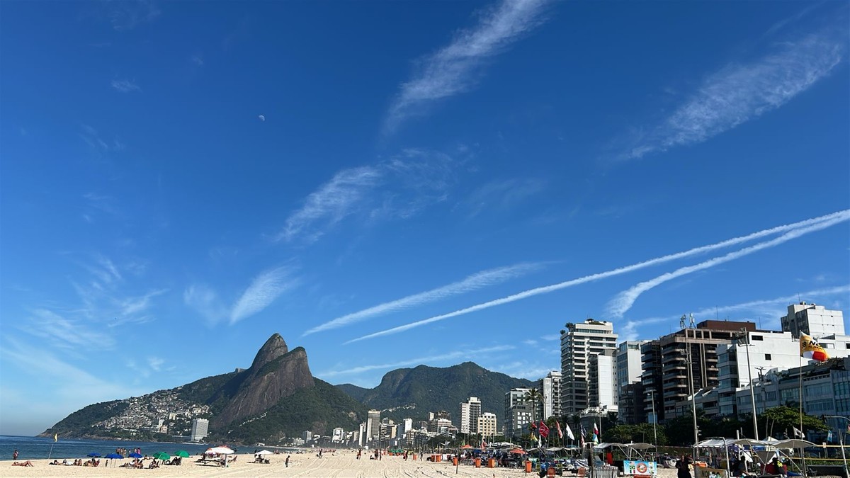Tempo no Rio promete ser variado durante o feriadão de Corpus Christi Manhã de sol e céu limpo na Praia do Leblon (Foto: Gabriel de Paiva / Agência O Globo)