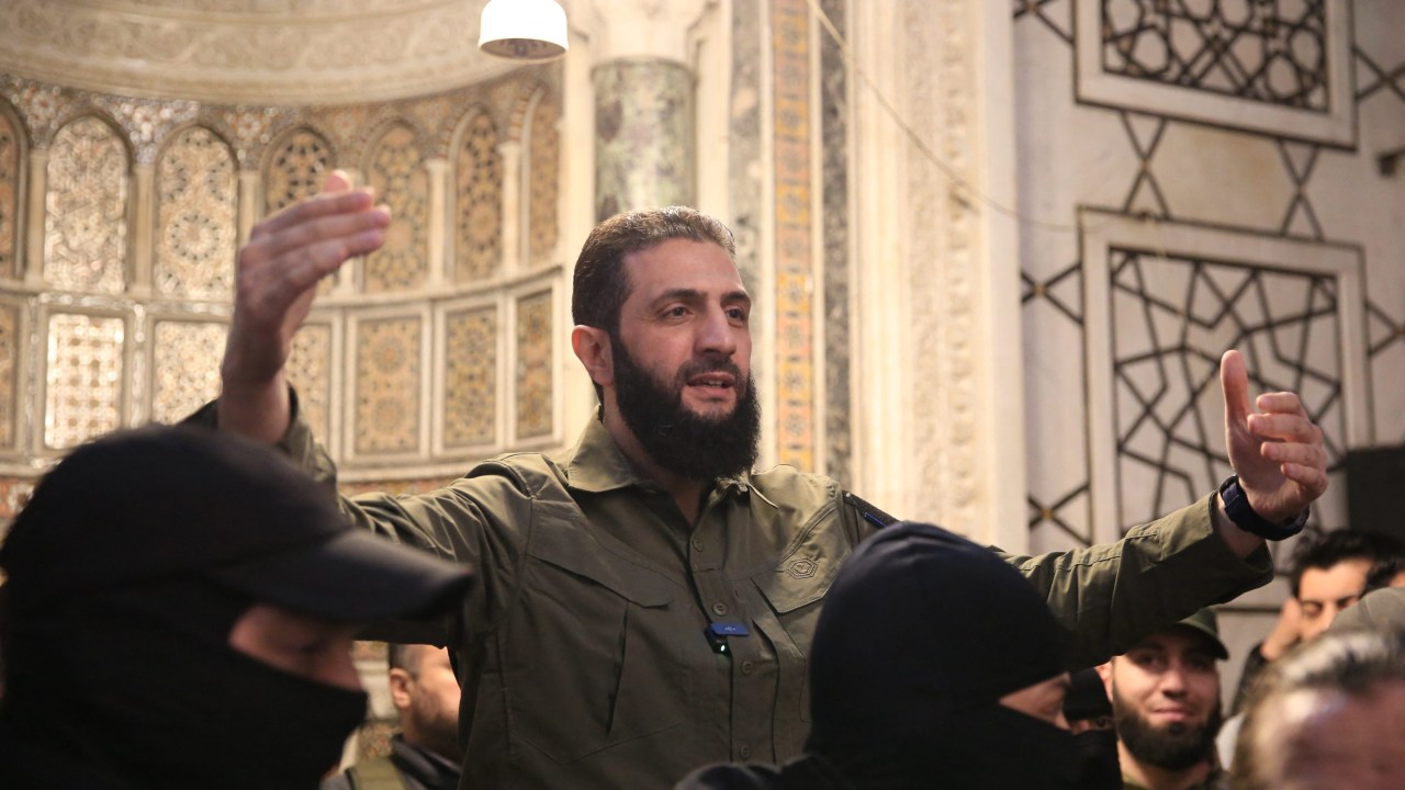 Líder do grupo Hayat Tahrir al-Sham (HTS), que comandou uma ofensiva para derrubada do regime de Bashar al-Assad, Abu Mohammed al-Jolani, na mesquita Umayyad, na Síria (Foto: Aref TAMMAWI/AFP)