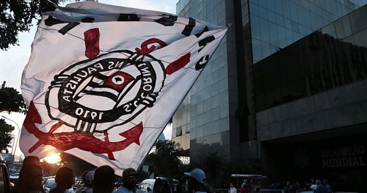 Bandeira do Corinthians em frente ao Parque São Jorge. (Foto: Werther Santana/Estadão)