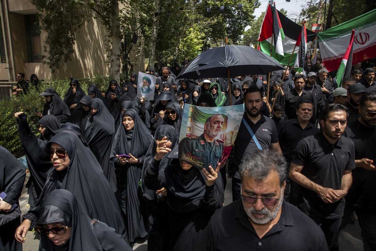 Líder supremo do Irã faz sua primeira aparição pública desde o início da guerra com Israel Iranianos marcham em apoio ao aiatolá Khamenei e aos líderes militares mortos em ataques israelenses, em Teerã (Foto: Arash Khamooshi/The New York Times)