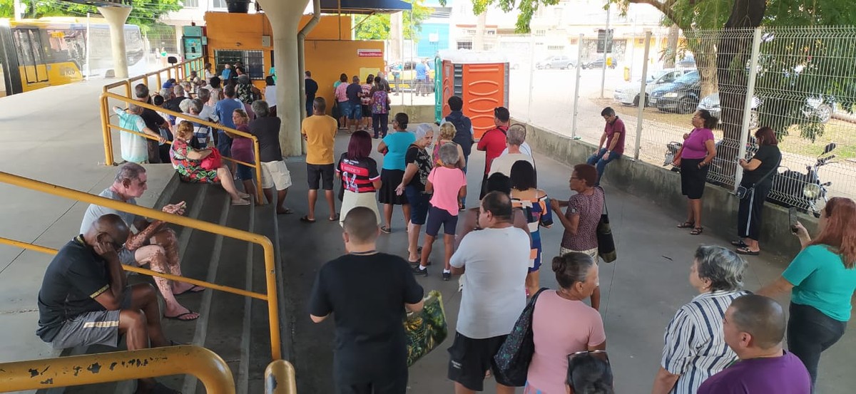 Idosos enfrentam longas filas em Madureira para obter cartão Jaé Fila para a solicitação do Jaé dentro do BRT de Madureira (Foto: Felipe Gelani)