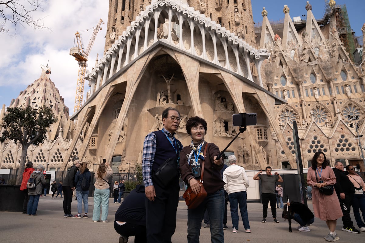Turistas tiram um selfie em frente à Sagrada Família em Barcelona no dia 15 de março de 2024. (Foto: David Zorrakino/Europa Press/Getty Images)