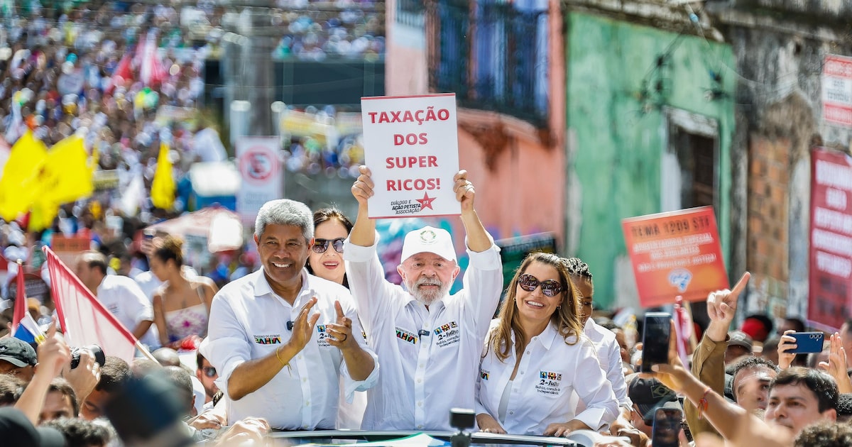Populismo de Lula é criativo, mas pode trazer riscos ao governo, alerta Cantanhêde O presidente Lula durante ato na Bahia levanta cartaz pela taxação dos super ricos (Foto: Ricardo Stuckert / Presidencia da Republica)