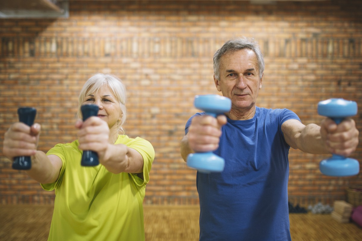 Exercícios simples ajudam a eliminar gordura abdominal após os 50 anos Levantar pesos leves ajuda a combater a perda muscular relacionada à idade e melhora o metabolismo (Foto: Freepik)
