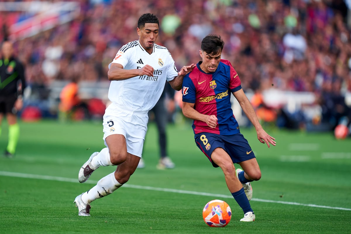 Bellingham e Pedri disputam um balón no Estádio Lluis Compays de Barcelona, no dia 11 de maio. (Foto: Pedro Salado/Getty Images)