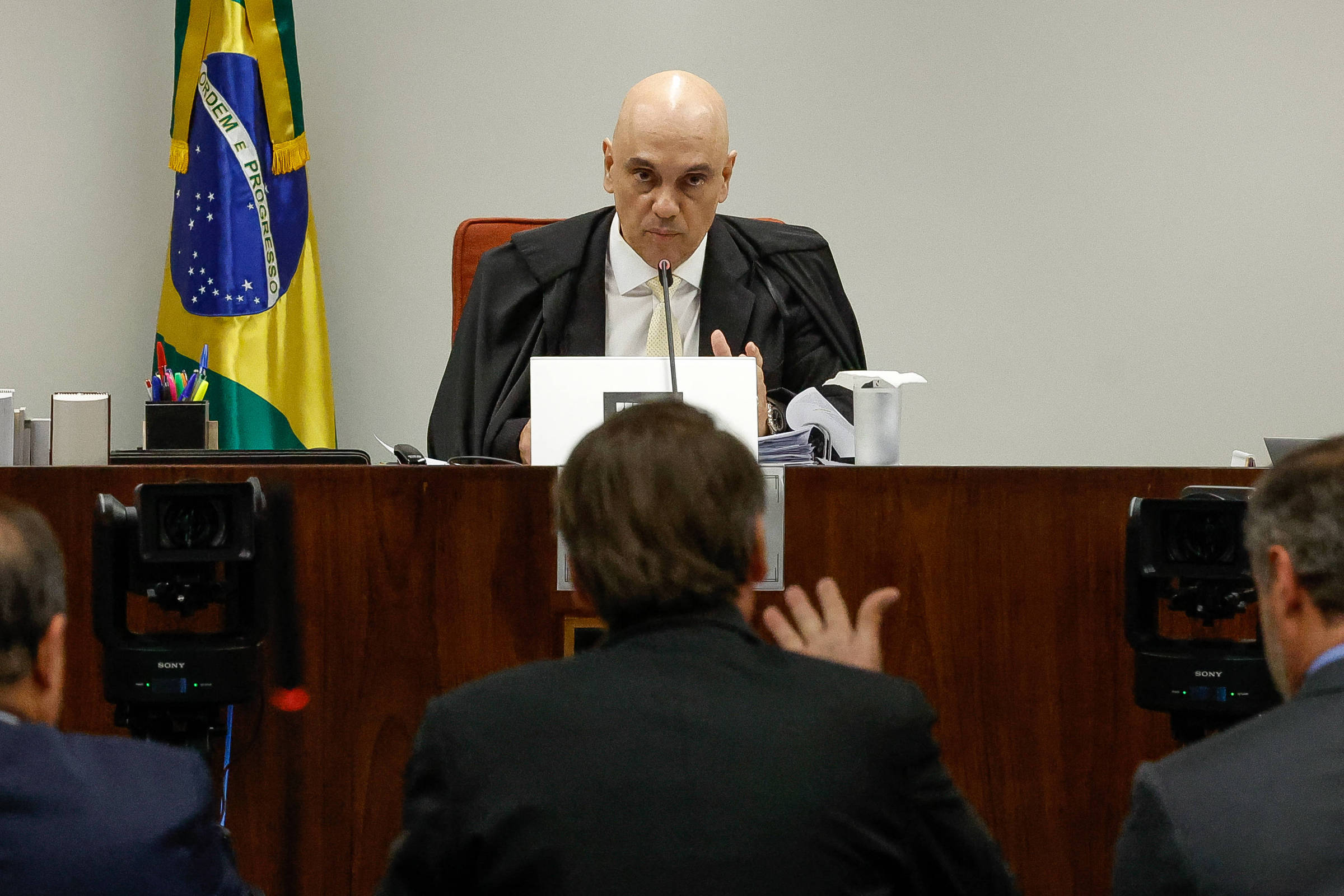 Deputado dos EUA solicita sanções contra Alexandre de Moraes após pressão bolsonarista O ex-presidente Jair Bolsonaro ao ser interrogado pelo ministro Alexandre de Moraes na ação da trama golpista (Foto: Pedro Ladeira - 11.jun.2025/Folhapress)