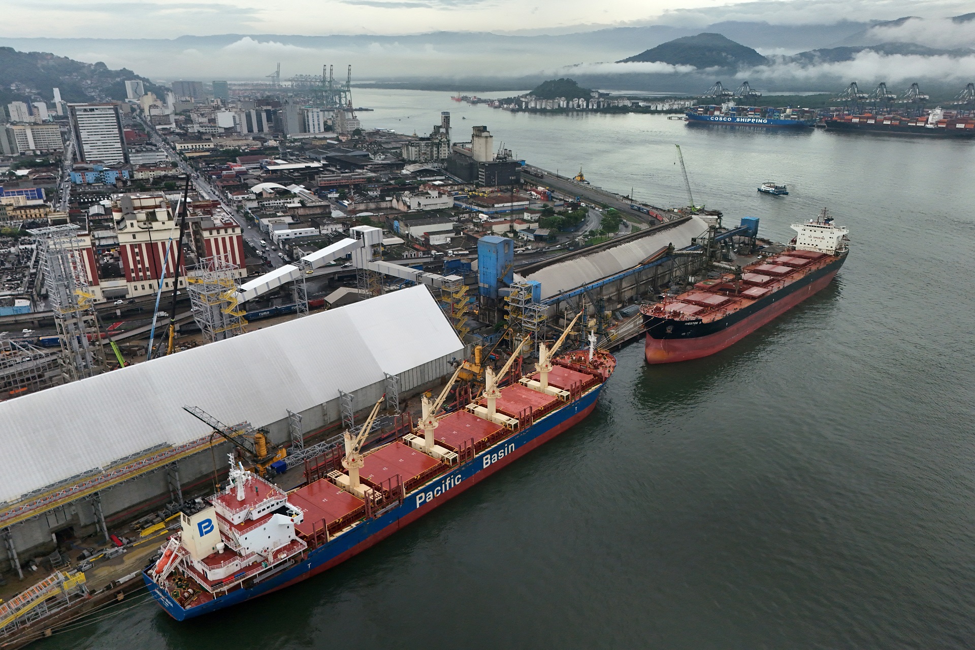 Senado aprova Programa Acredita Exportação e projeto segue para sanção presidencial Imagem de drone mostra local de construção do terminal STS11 da Cofco para armazenamento e exportação de soja em Santos, São Paulo (Foto: REUTERS/Roosevelt Cassio)