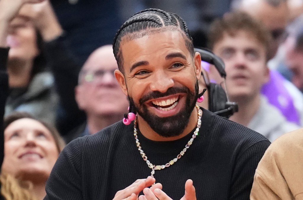 Drake exibiu seus músculos abdominais em uma selfie no espelho e aparentemente provocou o próximo álbum 'Iceman' em uma série de postagens. (Foto: Reprodução)